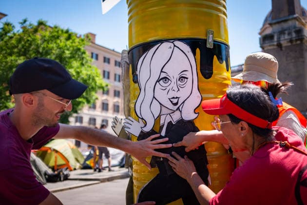 May 30, 2026, Rome, Rm, Italy: Extinction Rebellion activists are launching a 24-hour rally in Piazza dell Esquilino, just days before the 80th anniversary of the Italian Republic on June 2nd. They say: there is nothing to celebrate as long as rights, justice, and dignity continue to be denied. Oil extraction is imposed through violence and war to produce ever more energy, further increasing inequality. Activists pin drawings of Donald Trump and Giorgia Meloni to a rocket made of oil drums. It reads: Fascists on Mars. Rome Italy - ZUMAg256 20260530_znp_g256_020 Copyright: xMarcoxDixGianvitox
