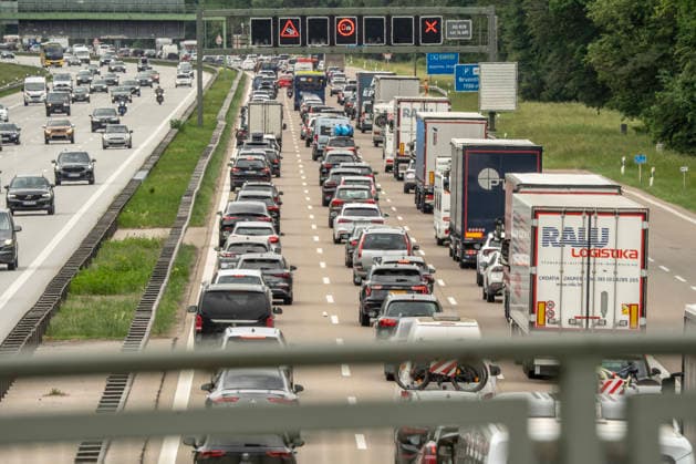 News Bilder des Tages Dichter Reisverkehr mit Stau in beiden Richtungen auf der Autobahn A8, München-Salzburg, heute am Samstag Brenner-Sperre in Tirol, Sauerlach Nähe München, 30. Mai 2026 Deutschland, Sauerlach bei München, 30. Mai 2026, dichter Reiseverkehr mit Stau auf der Autobahn A8 München-Salzburg, viele Autofahrer unterwegsr in Richtung Süden (links), trotz Sperrung der Brennerautobahn in Tirol, Österreich, rechts: starker Verkehr ebenfalls mit Stau in Richtung München, Rückreiseverkehr, Verkehr am Samstag um 13:30 Uhr, Fahrt in den Kurzurlaub, Alpen, Berge, Verkehr, Bayern, *** Dense travel traffic with traffic jam in both directions on the highway A8, Munich Salzburg, today on Saturday Brenner closure in Tyrol, Sauerlach near Munich, May 30,