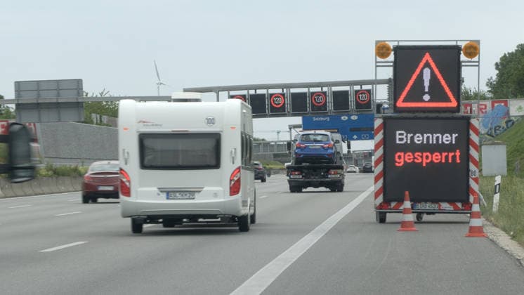 Das große Verkehrschaos in Tirol ist ausgeblieben. Auf Grund der Brennersperre wegen einer Demonstration haben sich viele Urlauber auf die Behinderungen eingestellt. Zahlreiche Urlaubsreisende nahmen die Umwege über die Tauernautobahn in Kauf. Entsprechend dicht war der Reiseverkehr auf der A 8 zwischen München und Salzburg. In Höhe Holzkirchen gab es in Richtung München Stau und stockenden Verkehr. Die Polizei in Tirol regelte den Verkehr. Wie eine Geisterautobahn glich hingegen die A 12 ab Kufstein. Kaum Reisende waren auf der Transitstrecke zu verzeichnen. Grund hierfür waren die bereits über 100 Km entfernten Warntafel. Die kennzeichneten die Brennersperre, Autofahrer konnten frühzeitig auf Alternativrouten ausweichen. A 8 Holzkirchen