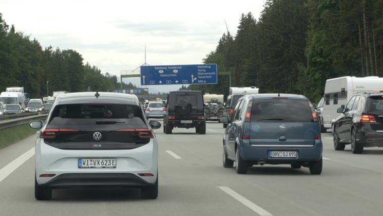 Das große Verkehrschaos in Tirol ist ausgeblieben. Auf Grund der Brennersperre wegen einer Demonstration haben sich viele Urlauber auf die Behinderungen eingestellt. Zahlreiche Urlaubsreisende nahmen die Umwege über die Tauernautobahn in Kauf. Entsprechend dicht war der Reiseverkehr auf der A 8 zwischen München und Salzburg. In Höhe Holzkirchen gab es in Richtung München Stau und stockenden Verkehr. Die Polizei in Tirol regelte den Verkehr. Wie eine Geisterautobahn glich hingegen die A 12 ab Kufstein. Kaum Reisende waren auf der Transitstrecke zu verzeichnen. Grund hierfür waren die bereits über 100 Km entfernten Warntafel. Die kennzeichneten die Brennersperre, Autofahrer konnten frühzeitig auf Alternativrouten ausweichen. A 8 Holzkirchen