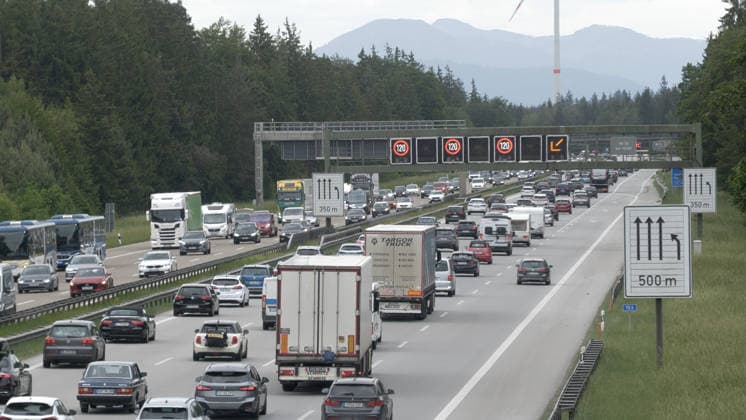 Das große Verkehrschaos in Tirol ist ausgeblieben. Auf Grund der Brennersperre wegen einer Demonstration haben sich viele Urlauber auf die Behinderungen eingestellt. Zahlreiche Urlaubsreisende nahmen die Umwege über die Tauernautobahn in Kauf. Entsprechend dicht war der Reiseverkehr auf der A 8 zwischen München und Salzburg. In Höhe Holzkirchen gab es in Richtung München Stau und stockenden Verkehr. Die Polizei in Tirol regelte den Verkehr. Wie eine Geisterautobahn glich hingegen die A 12 ab Kufstein. Kaum Reisende waren auf der Transitstrecke zu verzeichnen. Grund hierfür waren die bereits über 100 Km entfernten Warntafel. Die kennzeichneten die Brennersperre, Autofahrer konnten frühzeitig auf Alternativrouten ausweichen. A 8 Holzkirchen