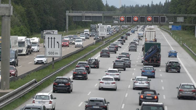 Das große Verkehrschaos in Tirol ist ausgeblieben. Auf Grund der Brennersperre wegen einer Demonstration haben sich viele Urlauber auf die Behinderungen eingestellt. Zahlreiche Urlaubsreisende nahmen die Umwege über die Tauernautobahn in Kauf. Entsprechend dicht war der Reiseverkehr auf der A 8 zwischen München und Salzburg. In Höhe Holzkirchen gab es in Richtung München Stau und stockenden Verkehr. Die Polizei in Tirol regelte den Verkehr. Wie eine Geisterautobahn glich hingegen die A 12 ab Kufstein. Kaum Reisende waren auf der Transitstrecke zu verzeichnen. Grund hierfür waren die bereits über 100 Km entfernten Warntafel. Die kennzeichneten die Brennersperre, Autofahrer konnten frühzeitig auf Alternativrouten ausweichen. A 8 Holzkirchen