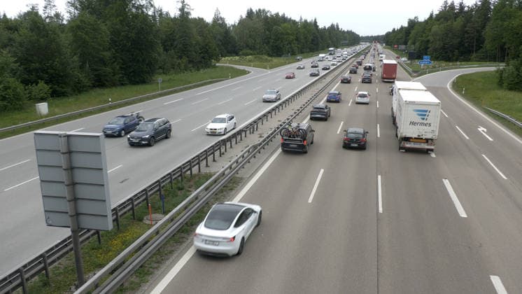 Das große Verkehrschaos in Tirol ist ausgeblieben. Auf Grund der Brennersperre wegen einer Demonstration haben sich viele Urlauber auf die Behinderungen eingestellt. Zahlreiche Urlaubsreisende nahmen die Umwege über die Tauernautobahn in Kauf. Entsprechend dicht war der Reiseverkehr auf der A 8 zwischen München und Salzburg. In Höhe Holzkirchen gab es in Richtung München Stau und stockenden Verkehr. Die Polizei in Tirol regelte den Verkehr. Wie eine Geisterautobahn glich hingegen die A 12 ab Kufstein. Kaum Reisende waren auf der Transitstrecke zu verzeichnen. Grund hierfür waren die bereits über 100 Km entfernten Warntafel. Die kennzeichneten die Brennersperre, Autofahrer konnten frühzeitig auf Alternativrouten ausweichen. A 8 Holzkirchen