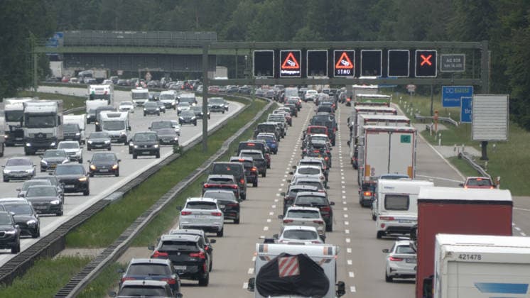 Das große Verkehrschaos in Tirol ist ausgeblieben. Auf Grund der Brennersperre wegen einer Demonstration haben sich viele Urlauber auf die Behinderungen eingestellt. Zahlreiche Urlaubsreisende nahmen die Umwege über die Tauernautobahn in Kauf. Entsprechend dicht war der Reiseverkehr auf der A 8 zwischen München und Salzburg. In Höhe Holzkirchen gab es in Richtung München Stau und stockenden Verkehr. Die Polizei in Tirol regelte den Verkehr. Wie eine Geisterautobahn glich hingegen die A 12 ab Kufstein. Kaum Reisende waren auf der Transitstrecke zu verzeichnen. Grund hierfür waren die bereits über 100 Km entfernten Warntafel. Die kennzeichneten die Brennersperre, Autofahrer konnten frühzeitig auf Alternativrouten ausweichen. A 8 Holzkirchen