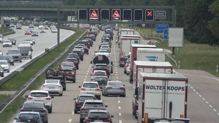 Das große Verkehrschaos in Tirol ist ausgeblieben. Auf Grund der Brennersperre wegen einer Demonstration haben sich viele Urlauber auf die Behinderungen eingestellt. Zahlreiche Urlaubsreisende nahmen die Umwege über die Tauernautobahn in Kauf. Entsprechend dicht war der Reiseverkehr auf der A 8 zwischen München und Salzburg. In Höhe Holzkirchen gab es in Richtung München Stau und stockenden Verkehr. Die Polizei in Tirol regelte den Verkehr. Wie eine Geisterautobahn glich hingegen die A 12 ab Kufstein. Kaum Reisende waren auf der Transitstrecke zu verzeichnen. Grund hierfür waren die bereits über 100 Km entfernten Warntafel. Die kennzeichneten die Brennersperre, Autofahrer konnten frühzeitig auf Alternativrouten ausweichen. A 8 Holzkirchen