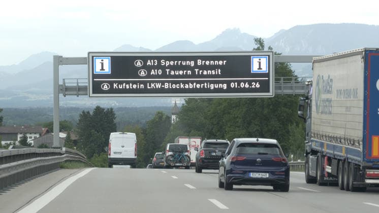 Das große Verkehrschaos in Tirol ist ausgeblieben. Auf Grund der Brennersperre wegen einer Demonstration haben sich viele Urlauber auf die Behinderungen eingestellt. Zahlreiche Urlaubsreisende nahmen die Umwege über die Tauernautobahn in Kauf. Entsprechend dicht war der Reiseverkehr auf der A 8 zwischen München und Salzburg. In Höhe Holzkirchen gab es in Richtung München Stau und stockenden Verkehr. Die Polizei in Tirol regelte den Verkehr. Wie eine Geisterautobahn glich hingegen die A 12 ab Kufstein. Kaum Reisende waren auf der Transitstrecke zu verzeichnen. Grund hierfür waren die bereits über 100 Km entfernten Warntafel. Die kennzeichneten die Brennersperre, Autofahrer konnten frühzeitig auf Alternativrouten ausweichen. A 8 Holzkirchen
