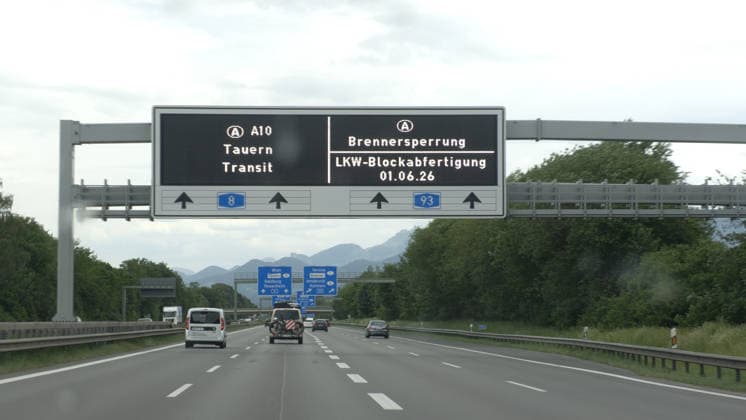 Das große Verkehrschaos in Tirol ist ausgeblieben. Auf Grund der Brennersperre wegen einer Demonstration haben sich viele Urlauber auf die Behinderungen eingestellt. Zahlreiche Urlaubsreisende nahmen die Umwege über die Tauernautobahn in Kauf. Entsprechend dicht war der Reiseverkehr auf der A 8 zwischen München und Salzburg. In Höhe Holzkirchen gab es in Richtung München Stau und stockenden Verkehr. Die Polizei in Tirol regelte den Verkehr. Wie eine Geisterautobahn glich hingegen die A 12 ab Kufstein. Kaum Reisende waren auf der Transitstrecke zu verzeichnen. Grund hierfür waren die bereits über 100 Km entfernten Warntafel. Die kennzeichneten die Brennersperre, Autofahrer konnten frühzeitig auf Alternativrouten ausweichen. A 8 Holzkirchen