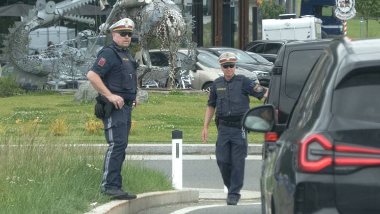 Das große Verkehrschaos in Tirol ist ausgeblieben. Auf Grund der Brennersperre wegen einer Demonstration haben sich viele Urlauber auf die Behinderungen eingestellt. Zahlreiche Urlaubsreisende nahmen die Umwege über die Tauernautobahn in Kauf. Entsprechend dicht war der Reiseverkehr auf der A 8 zwischen München und Salzburg. In Höhe Holzkirchen gab es in Richtung München Stau und stockenden Verkehr. Die Polizei in Tirol regelte den Verkehr. Wie eine Geisterautobahn glich hingegen die A 12 ab Kufstein. Kaum Reisende waren auf der Transitstrecke zu verzeichnen. Grund hierfür waren die bereits über 100 Km entfernten Warntafel. Die kennzeichneten die Brennersperre, Autofahrer konnten frühzeitig auf Alternativrouten ausweichen. A 8 Holzkirchen