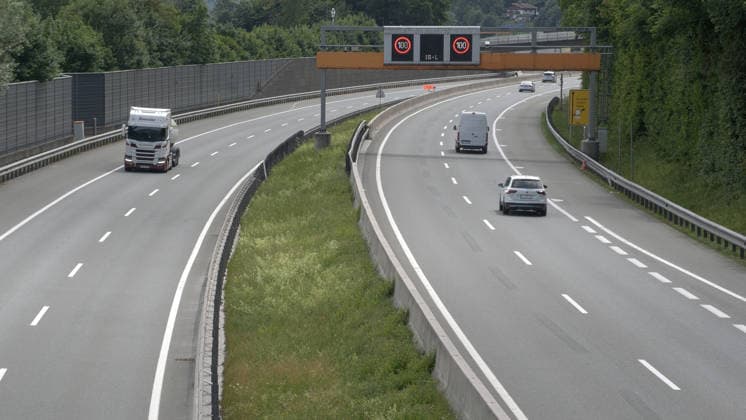 Das große Verkehrschaos in Tirol ist ausgeblieben. Auf Grund der Brennersperre wegen einer Demonstration haben sich viele Urlauber auf die Behinderungen eingestellt. Zahlreiche Urlaubsreisende nahmen die Umwege über die Tauernautobahn in Kauf. Entsprechend dicht war der Reiseverkehr auf der A 8 zwischen München und Salzburg. In Höhe Holzkirchen gab es in Richtung München Stau und stockenden Verkehr. Die Polizei in Tirol regelte den Verkehr. Wie eine Geisterautobahn glich hingegen die A 12 ab Kufstein. Kaum Reisende waren auf der Transitstrecke zu verzeichnen. Grund hierfür waren die bereits über 100 Km entfernten Warntafel. Die kennzeichneten die Brennersperre, Autofahrer konnten frühzeitig auf Alternativrouten ausweichen. A 8 Holzkirchen