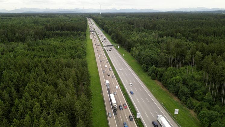 Das große Verkehrschaos in Tirol ist ausgeblieben. Auf Grund der Brennersperre wegen einer Demonstration haben sich viele Urlauber auf die Behinderungen eingestellt. Zahlreiche Urlaubsreisende nahmen die Umwege über die Tauernautobahn in Kauf. Entsprechend dicht war der Reiseverkehr auf der A 8 zwischen München und Salzburg. In Höhe Holzkirchen gab es in Richtung München Stau und stockenden Verkehr. Die Polizei in Tirol regelte den Verkehr. Wie eine Geisterautobahn glich hingegen die A 12 ab Kufstein. Kaum Reisende waren auf der Transitstrecke zu verzeichnen. Grund hierfür waren die bereits über 100 Km entfernten Warntafel. Die kennzeichneten die Brennersperre, Autofahrer konnten frühzeitig auf Alternativrouten ausweichen. A 8 Holzkirchen