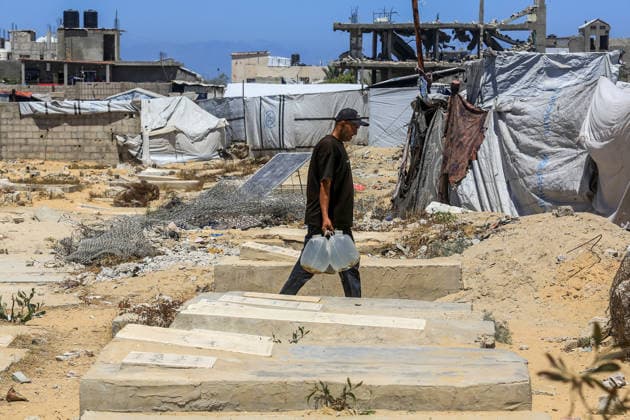 Water crisis continues in Gaza KHAN YUNIS, GAZA, PALESTINE - MAY 30: A Palestinian man living near a cemetery carries water from tankers to their homes by filling it into jerrycans where the infrastructure has been severely damaged due to Israeli attacks in Khan Yunis, Gaza, Palestine, on May 30, 2026. Abed Rahim Khatib Anadolu Khan Yunis Gaza. Editorial use only. Please get in touch for any other usage.  Copyright: x2026xAnadoluxAbedxRahimxKhatibx