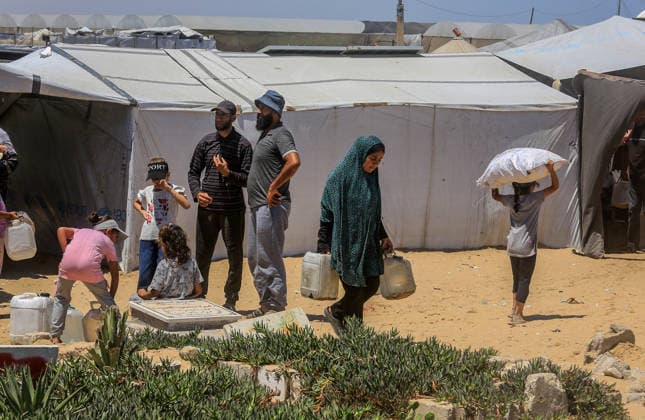 Water crisis continues in Gaza KHAN YUNIS, GAZA, PALESTINE - MAY 30: Palestinians living near a cemetery carry water from tankers to their homes by filling it into jerrycans where the infrastructure has been severely damaged due to Israeli attacks in Khan Yunis, Gaza, Palestine, on May 30, 2026. Abed Rahim Khatib Anadolu Khan Yunis Gaza. Editorial use only. Please get in touch for any other usage.  Copyright: x2026xAnadoluxAbedxRahimxKhatibx