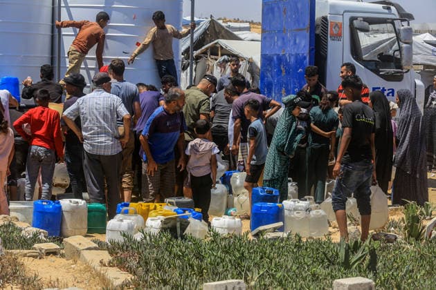 Water crisis continues in Gaza KHAN YUNIS, GAZA, PALESTINE - MAY 30: Palestinians living near a cemetery carry water from tankers to their homes by filling it into jerrycans where the infrastructure has been severely damaged due to Israeli attacks in Khan Yunis, Gaza, Palestine, on May 30, 2026. Abed Rahim Khatib Anadolu Khan Yunis Gaza. Editorial use only. Please get in touch for any other usage.  Copyright: x2026xAnadoluxAbedxRahimxKhatibx