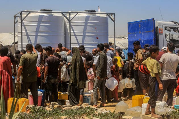 Water crisis continues in Gaza KHAN YUNIS, GAZA, PALESTINE - MAY 30: Palestinians living near a cemetery carry water from tankers to their homes by filling it into jerrycans where the infrastructure has been severely damaged due to Israeli attacks in Khan Yunis, Gaza, Palestine, on May 30, 2026. Abed Rahim Khatib Anadolu Khan Yunis Gaza. Editorial use only. Please get in touch for any other usage.  Copyright: x2026xAnadoluxAbedxRahimxKhatibx