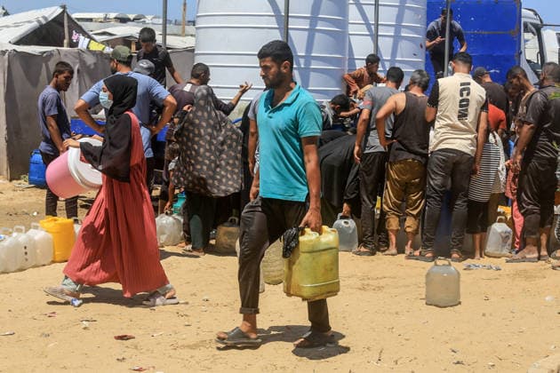 Water crisis continues in Gaza KHAN YUNIS, GAZA, PALESTINE - MAY 30: Palestinians living near a cemetery carry water from tankers to their homes by filling it into jerrycans where the infrastructure has been severely damaged due to Israeli attacks in Khan Yunis, Gaza, Palestine, on May 30, 2026. Abed Rahim Khatib Anadolu Khan Yunis Gaza. Editorial use only. Please get in touch for any other usage.  Copyright: x2026xAnadoluxAbedxRahimxKhatibx