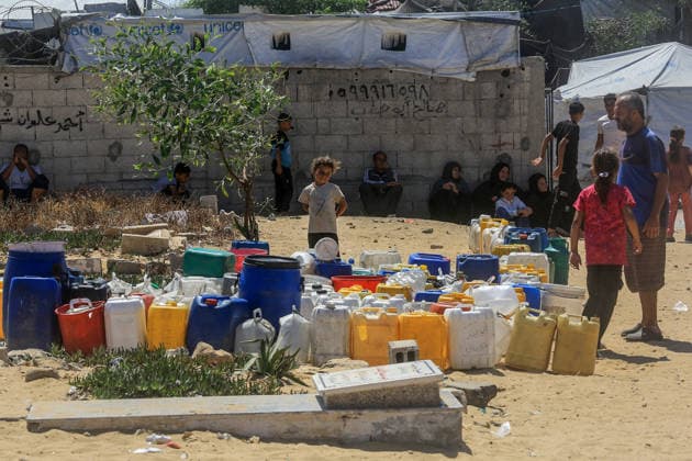 Water crisis continues in Gaza KHAN YUNIS, GAZA, PALESTINE - MAY 30: Palestinians living near a cemetery carry water from tankers to their homes by filling it into jerrycans where the infrastructure has been severely damaged due to Israeli attacks in Khan Yunis, Gaza, Palestine, on May 30, 2026. Abed Rahim Khatib Anadolu Khan Yunis Gaza. Editorial use only. Please get in touch for any other usage.  Copyright: x2026xAnadoluxAbedxRahimxKhatibx
