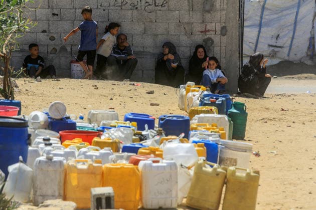 Water crisis continues in Gaza KHAN YUNIS, GAZA, PALESTINE - MAY 30: Palestinians living near a cemetery carry water from tankers to their homes by filling it into jerrycans where the infrastructure has been severely damaged due to Israeli attacks in Khan Yunis, Gaza, Palestine, on May 30, 2026. Abed Rahim Khatib Anadolu Khan Yunis Gaza. Editorial use only. Please get in touch for any other usage.  Copyright: x2026xAnadoluxAbedxRahimxKhatibx