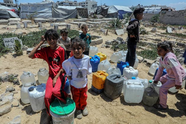 Water crisis continues in Gaza KHAN YUNIS, GAZA, PALESTINE - MAY 30: Children are seen as Palestinians living near a cemetery carry water from tankers to their homes by filling it into jerrycans where the infrastructure has been severely damaged due to Israeli attacks in Khan Yunis, Gaza, Palestine, on May 30, 2026. Abed Rahim Khatib Anadolu Khan Yunis Gaza. Editorial use only. Please get in touch for any other usage.  Copyright: x2026xAnadoluxAbedxRahimxKhatibx