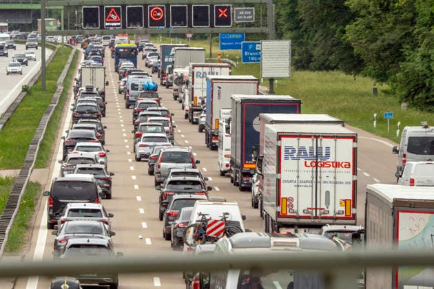 Dichter Reisverkehr mit Stau auf der Autobahn A8, München-Salzburg, hier Blick Richtung Norden, nach München, heute am Samstag Brenner-Sperre in Tirol, Sauerlach Nähe München, 30. Mai 2026 Deutschland, Sauerlach bei München, 30. Mai 2026, dichter Reiseverkehr mit Stau auf der Autobahn A8 München-Salzburg, starker Verkehr mit Stau in Richtung München, Rückreiseverkehr, Brenner-Sperre am heutigen Samstag, Verkehr am Samstag um 13:30 Uhr, Verkehr, Bayern, *** Dense travel traffic with traffic jam on the highway A8, Munich Salzburg, here view to the north, to Munich, today on Saturday Brenner closure in Tyrol, Sauerlach near Munich, May 30, 2026 Germany, Sauerlach near Munich, May 30, 2026, dense travel traffic with traffic jam on the h