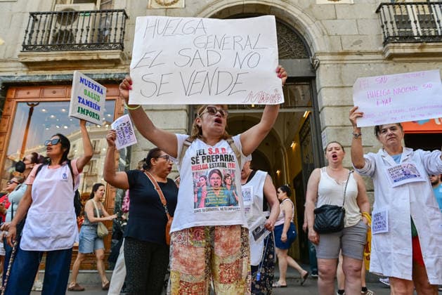 May 30, 2026, Madrid, Madrid, SPAIN: Home Care Service (SAD) workers take part in a protest at Puerta del Sol in Madrid, Spain. Participants gathered to demonstrate and express their demands regarding the Home Care Service sector. Madrid SPAIN - ZUMAz108 20260530_znp_z108_025 Copyright: xRichardxZubelzux