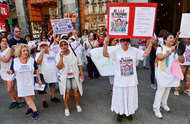 May 30, 2026, Madrid, Madrid, SPAIN: Home Care Service (SAD) workers take part in a protest at Puerta del Sol in Madrid, Spain. Participants gathered to demonstrate and express their demands regarding the Home Care Service sector. Madrid SPAIN - ZUMAz108 20260530_znp_z108_029 Copyright: xRichardxZubelzux