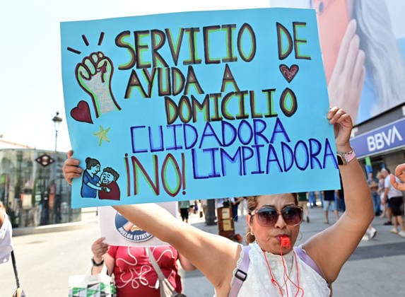 May 30, 2026, Madrid, Madrid, SPAIN: Home Care Service (SAD) workers take part in a protest at Puerta del Sol in Madrid, Spain. Participants gathered to demonstrate and express their demands regarding the Home Care Service sector. Madrid SPAIN - ZUMAz108 20260530_znp_z108_032 Copyright: xRichardxZubelzux