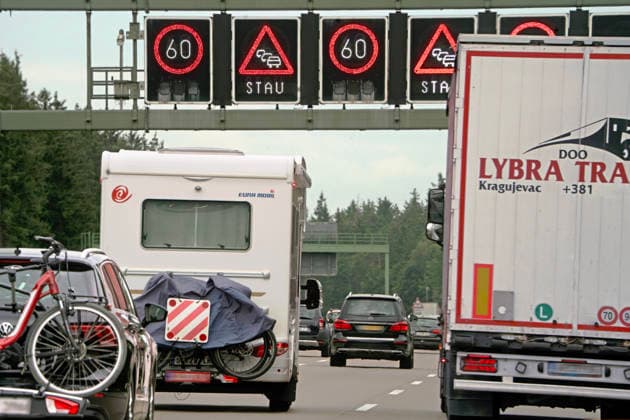 Dichter Rückreisverkehr mit Stau in Richtung München auf der Autobahn A8, München-Salzburg, heute am Samstag Brenner-Sperre in Tirol, Sauerlach Nähe München, 30. Mai 2026 Deutschland, Sauerlach bei München, 30. Mai 2026, dichter Rückreiseverkehr mit Stau auf der Autobahn A8 München-Salzburg, viele Autofahrer unterwegs in Richtung Norden, starker Verkehr mit Stau in Richtung München, Rückreiseverkehr, Schilderbrücke zeigt Stau und Tempo 60, heute Brenner-Sperre in Tirol, Verkehr am Samstag um 13:30 Uhr, Verkehr, Bayern, *** Dense return traffic with traffic jam in the direction of Munich on the highway A8, Munich Salzburg, today on Saturday Brenner closure in Tyrol, Sauerlach near Munich, May 30, 2026 Germany, Sauerlach near Munic