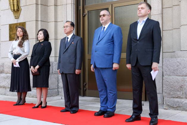 News Bilder des Tages NORTH KOREA, PYONGYANG - MAY 30, 2026: Jo Yong-won (C), chairman of the Standing Committee of North Korea s Supreme People s Assembly, and North Korea s Foreign Minister Choe Son-hui (2nd L) attend a ceremony to unveil a plaque in memory of Alexander Matsegora, Russian ambassador to North Korea (2014-2025), at the Russian Embassy. Stanislav Varivoda TASS  93199215