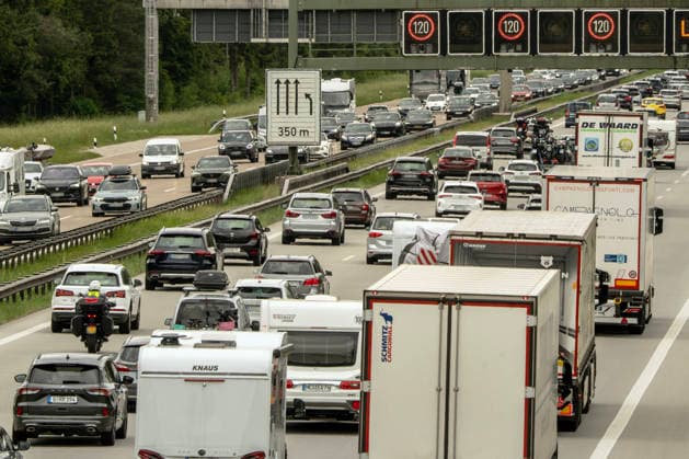 Dichter Reisverkehr mit Stau in beiden Richtungen auf der Autobahn A8, München-Salzburg, heute am Samstag Brenner-Sperre in Tirol, Sauerlach Nähe München, 30. Mai 2026 Deutschland, Sauerlach bei München, 30. Mai 2026, dichter Reiseverkehr mit Stau auf der Autobahn A8 München-Salzburg, viele Autofahrer unterwegs in Richtung Süden (rechts), trotz Sperrung der Brennerautobahn in Tirol, Österreich, links starker Verkehr ebenfalls mit Stau in Richtung München, Rückreiseverkehr, Verkehr am Samstag um 13:30 Uhr, Fahrt in den Kurzurlaub, Alpen, Berge, Verkehr, Bayern, *** Dense travel traffic with traffic jam in both directions on the highway A8, Munich Salzburg, today on Saturday Brenner closure in Tyrol, Sauerlach near Munich, 30 May 202