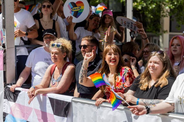 News Bilder des Tages Politikerin Heidi Reichinnek (die Linke, MdB) feiert auf dem Wagen mit. Kein Stück zurück - CSD Osnabrück, Umzug durch die Stadt mit anschließender Veranstaltung vor dem Rathaus. 30.05.2026 CSD in Osnabrück *** Politician Heidi Reichinnek die Linke, MdB celebrates on the float with Kein Stück zurück CSD Osnabrück, parade through the city followed by an event in front of the town hall 30 05 2026 CSD in Osnabrück
