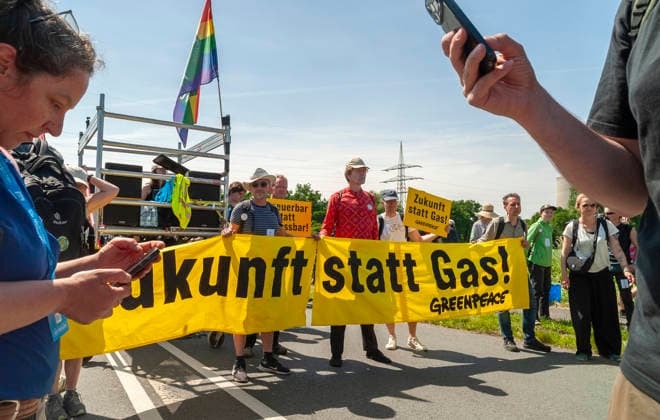 Greenpeace-Aktivisten demonstrieren mit einem Banner 20260530ad222 Zukunft statt Gas! Demonstration gegen den Neubau von Gaskraftwerken Protest Klimaschutz, Gaskraftwerke, Aktivisten, Banner, Transparent, Umweltbewegung, Energiepolitik, Klimabewegung, Nachhaltigkeit, Regenbogenflagge, friedlich, umweltbewusst, klimapolitisch, engagiert, nachhaltig, gesellschaftlich, kritisch, aktivistisch, entschlossen, demonstrieren, protestieren, fordern, kritisieren, mobilisieren, versammeln, engagieren, teilnehmen, thematisieren, verhindern, klimafreundliche Energiezukunft Hamm Nordrhein-Westfalen NRW Deutschland Germany *** Greenpeace activists demonstrate with a banner 20260530ad222 Future instead of gas demonstration against the construction of new Copyright: xAchimxDuwentästerx
