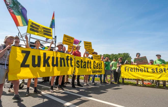 Greenpeace-Aktivisten demonstrieren mit einem Banner 20260530ad261 Zukunft statt Gas! Demonstration gegen den Neubau von Gaskraftwerken Protest Klimaschutz, Gaskraftwerke, Aktivisten, Banner, Transparent, Umweltbewegung, Energiepolitik, Klimabewegung, Nachhaltigkeit, Regenbogenflagge, friedlich, umweltbewusst, klimapolitisch, engagiert, nachhaltig, gesellschaftlich, kritisch, aktivistisch, entschlossen, demonstrieren, protestieren, fordern, kritisieren, mobilisieren, versammeln, engagieren, teilnehmen, thematisieren, verhindern, klimafreundliche Energiezukunft Hamm Nordrhein-Westfalen NRW Deutschland Germany *** Greenpeace activists demonstrate with a banner 20260530ad261 Future instead of gas Demonstration against the construction of new Copyright: xAchimxDuwentästerx