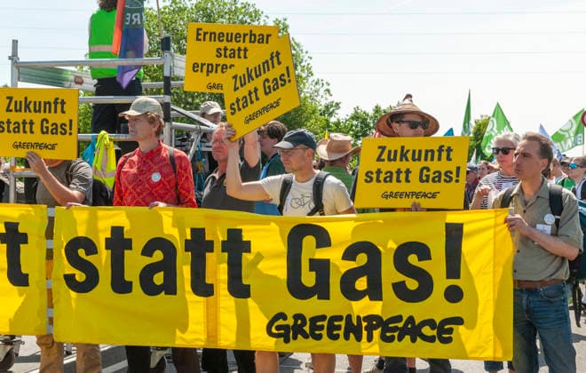 Greenpeace-Aktivisten demonstrieren mit einem Banner 20260530ad268 Zukunft statt Gas! Demonstration gegen den Neubau von Gaskraftwerken Protest Klimaschutz, Gaskraftwerke, Aktivisten, Banner, Transparent, Umweltbewegung, Energiepolitik, Klimabewegung, Nachhaltigkeit, Regenbogenflagge, friedlich, umweltbewusst, klimapolitisch, engagiert, nachhaltig, gesellschaftlich, kritisch, aktivistisch, entschlossen, demonstrieren, protestieren, fordern, kritisieren, mobilisieren, versammeln, engagieren, teilnehmen, thematisieren, verhindern, klimafreundliche Energiezukunft Hamm Nordrhein-Westfalen NRW Deutschland Germany *** Greenpeace activists demonstrate with a banner 20260530ad268 Future instead of gas Demonstration against the construction of new Copyright: xAchimxDuwentästerx