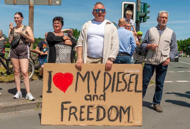 News Bilder des Tages Gegendemonstrant mit Plakat I love my Diesel and Freedom 20260530ad275 Zukunft statt Gas! Demonstration gegen den Neubau von Gaskraftwerken Protest Klimaschutz, Gaskraftwerke, Aktivisten, Banner, Transparent, Umweltbewegung, Energiepolitik, Klimabewegung, Nachhaltigkeit, Regenbogenflagge, friedlich, umweltbewusst, klimapolitisch, engagiert, nachhaltig, gesellschaftlich, kritisch, aktivistisch, entschlossen, demonstrieren, protestieren, fordern, kritisieren, mobilisieren, versammeln, engagieren, teilnehmen, thematisieren, verhindern, klimafreundliche Energiezukunft Hamm Nordrhein-Westfalen NRW Deutschland Germany *** Counter-demonstrator with poster I love my Diesel and Freedom 20260530ad275 Future instead of gas Demonstration against the Copyright: xAchimxDuwentästerx