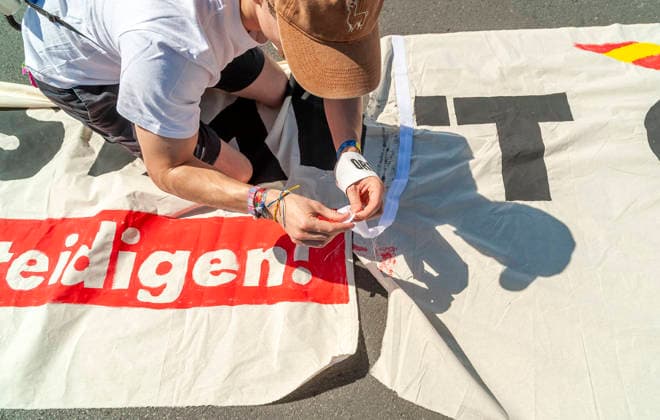 Auflage: Banner müssen mit Klettbändern verbunden werden 20260530ad342 Zukunft statt Gas! Demonstration gegen den Neubau von Gaskraftwerken Protest Klimaschutz, Gaskraftwerke, Aktivisten, Banner, Transparent, Umweltbewegung, Energiepolitik, Klimabewegung, Nachhaltigkeit, Regenbogenflagge, friedlich, umweltbewusst, klimapolitisch, engagiert, nachhaltig, gesellschaftlich, kritisch, aktivistisch, entschlossen, demonstrieren, protestieren, fordern, kritisieren, mobilisieren, versammeln, engagieren, teilnehmen, thematisieren, verhindern, klimafreundliche Energiezukunft Hamm Nordrhein-Westfalen NRW Deutschland Germany *** Edition Banners must be connected with Velcro 20260530ad342 Future instead of gas Demonstration against the construction of Copyright: xAchimxDuwentästerx