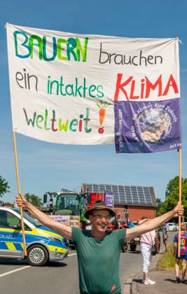 Ein Bauer aus der Nachbarschaft mit seinem Banner 20260530ad359 Zukunft statt Gas! Demonstration gegen den Neubau von Gaskraftwerken Protest Klimaschutz, Gaskraftwerke, Aktivisten, Banner, Transparent, Umweltbewegung, Energiepolitik, Klimabewegung, Nachhaltigkeit, Regenbogenflagge, friedlich, umweltbewusst, klimapolitisch, engagiert, nachhaltig, gesellschaftlich, kritisch, aktivistisch, entschlossen, demonstrieren, protestieren, fordern, kritisieren, mobilisieren, versammeln, engagieren, teilnehmen, thematisieren, verhindern, klimafreundliche Energiezukunft Hamm Nordrhein-Westfalen NRW Deutschland Germany *** A farmer from the neighborhood with his banner 20260530ad359 Future instead of gas demonstration against the new construction of gas Copyright: xAchimxDuwentästerx