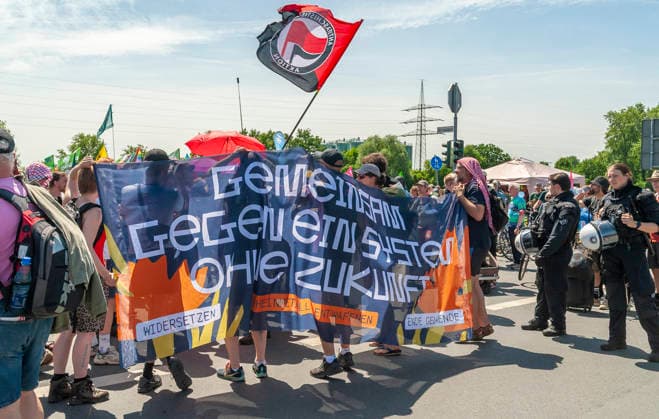 Aktivisten von Ende Gelände 20260530ad377 Zukunft statt Gas! Demonstration gegen den Neubau von Gaskraftwerken Protest Klimaschutz, Gaskraftwerke, Aktivisten, Banner, Transparent, Umweltbewegung, Energiepolitik, Klimabewegung, Nachhaltigkeit, Regenbogenflagge, friedlich, umweltbewusst, klimapolitisch, engagiert, nachhaltig, gesellschaftlich, kritisch, aktivistisch, entschlossen, demonstrieren, protestieren, fordern, kritisieren, mobilisieren, versammeln, engagieren, teilnehmen, thematisieren, verhindern, klimafreundliche Energiezukunft Hamm Nordrhein-Westfalen NRW Deutschland Germany *** Activists of Ende Gelände 20260530ad377 Future instead of gas Demonstration against the new construction of gas-fired power plants Protest climate prot Copyright: xAchimxDuwentästerx