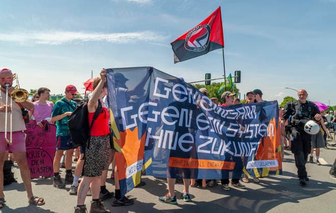 Aktivisten von Ende Gelände 20260530ad405 Zukunft statt Gas! Demonstration gegen den Neubau von Gaskraftwerken Protest Klimaschutz, Gaskraftwerke, Aktivisten, Banner, Transparent, Umweltbewegung, Energiepolitik, Klimabewegung, Nachhaltigkeit, Regenbogenflagge, friedlich, umweltbewusst, klimapolitisch, engagiert, nachhaltig, gesellschaftlich, kritisch, aktivistisch, entschlossen, demonstrieren, protestieren, fordern, kritisieren, mobilisieren, versammeln, engagieren, teilnehmen, thematisieren, verhindern, klimafreundliche Energiezukunft Hamm Nordrhein-Westfalen NRW Deutschland Germany *** Activists of Ende Gelände 20260530ad405 Future instead of gas Demonstration against the new construction of gas-fired power plants Protest climate prot Copyright: xAchimxDuwentästerx