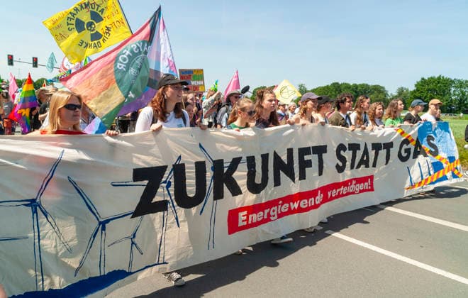 Start der Demonstration Zukunft statt Gas! 20260530ad428 Zukunft statt Gas! Demonstration gegen den Neubau von Gaskraftwerken Protest Klimaschutz, Gaskraftwerke, Aktivisten, Banner, Transparent, Umweltbewegung, Energiepolitik, Klimabewegung, Nachhaltigkeit, Regenbogenflagge, friedlich, umweltbewusst, klimapolitisch, engagiert, nachhaltig, gesellschaftlich, kritisch, aktivistisch, entschlossen, demonstrieren, protestieren, fordern, kritisieren, mobilisieren, versammeln, engagieren, teilnehmen, thematisieren, verhindern, klimafreundliche Energiezukunft Hamm Nordrhein-Westfalen NRW Deutschland Germany *** Start of the demonstration Future instead of gas 20260530ad428 Future instead of gas Demonstration against the construction of new gas-fi Copyright: xAchimxDuwentästerx