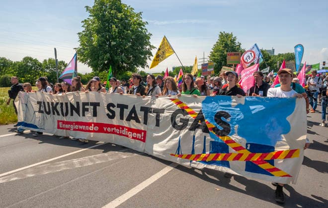 Start der Demonstration Zukunft statt Gas! 20260530ad442 Zukunft statt Gas! Demonstration gegen den Neubau von Gaskraftwerken Protest Klimaschutz, Gaskraftwerke, Aktivisten, Banner, Transparent, Umweltbewegung, Energiepolitik, Klimabewegung, Nachhaltigkeit, Regenbogenflagge, friedlich, umweltbewusst, klimapolitisch, engagiert, nachhaltig, gesellschaftlich, kritisch, aktivistisch, entschlossen, demonstrieren, protestieren, fordern, kritisieren, mobilisieren, versammeln, engagieren, teilnehmen, thematisieren, verhindern, klimafreundliche Energiezukunft Hamm Nordrhein-Westfalen NRW Deutschland Germany *** Start of the demonstration Future instead of gas 20260530ad442 Future instead of gas Demonstration against the construction of new gas-fi Copyright: xAchimxDuwentästerx