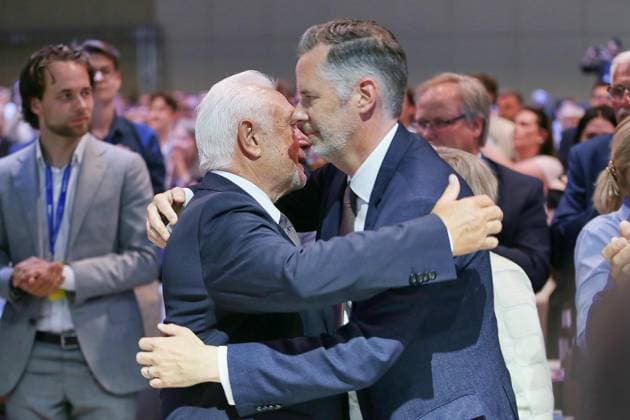 News Bilder des Tages Berlin, Deutschland, 30.05.2026: Estrel: 77. Bundesparteitag der FDP: Wolfgang Kubicki und Christian Dürr nach der Wahl zum Parteichef *** Berlin, Germany, 30 05 2026 Estrel 77 FDP Federal Party Conference Wolfgang Kubicki and Christian Dürr after being elected party leader Copyright: xdtsxNachrichtenagenturx dts_121187