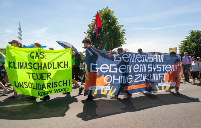 Aktivisten von Ende Gelände 20260530ad447 Zukunft statt Gas! Demonstration gegen den Neubau von Gaskraftwerken Protest Klimaschutz, Gaskraftwerke, Aktivisten, Banner, Transparent, Umweltbewegung, Energiepolitik, Klimabewegung, Nachhaltigkeit, Regenbogenflagge, friedlich, umweltbewusst, klimapolitisch, engagiert, nachhaltig, gesellschaftlich, kritisch, aktivistisch, entschlossen, demonstrieren, protestieren, fordern, kritisieren, mobilisieren, versammeln, engagieren, teilnehmen, thematisieren, verhindern, klimafreundliche Energiezukunft Hamm Nordrhein-Westfalen NRW Deutschland Germany *** Activists of Ende Gelände 20260530ad447 Future instead of gas Demonstration against the new construction of gas-fired power plants Protest climate prot Copyright: xAchimxDuwentästerx