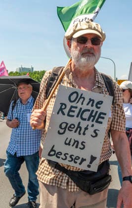 Teilnehmer mit Plakat Ohne Reiche gehtÂ s uns besser 20260530ad457 Zukunft statt Gas! Demonstration gegen den Neubau von Gaskraftwerken Protest Klimaschutz, Gaskraftwerke, Aktivisten, Banner, Transparent, Umweltbewegung, Energiepolitik, Klimabewegung, Nachhaltigkeit, Regenbogenflagge, friedlich, umweltbewusst, klimapolitisch, engagiert, nachhaltig, gesellschaftlich, kritisch, aktivistisch, entschlossen, demonstrieren, protestieren, fordern, kritisieren, mobilisieren, versammeln, engagieren, teilnehmen, thematisieren, verhindern, klimafreundliche Energiezukunft Hamm Nordrhein-Westfalen NRW Deutschland Germany *** Participants with placard Ohne Reiche gehtÂ s uns besser 20260530ad457 Future instead of gas Demonstration against the construc Copyright: xAchimxDuwentästerx