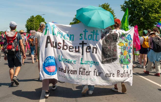 Teilnehmer der Demonstration Zukunft statt Gas! 20260530ad465 Zukunft statt Gas! Demonstration gegen den Neubau von Gaskraftwerken Protest Klimaschutz, Gaskraftwerke, Aktivisten, Banner, Transparent, Umweltbewegung, Energiepolitik, Klimabewegung, Nachhaltigkeit, Regenbogenflagge, friedlich, umweltbewusst, klimapolitisch, engagiert, nachhaltig, gesellschaftlich, kritisch, aktivistisch, entschlossen, demonstrieren, protestieren, fordern, kritisieren, mobilisieren, versammeln, engagieren, teilnehmen, thematisieren, verhindern, klimafreundliche Energiezukunft Hamm Nordrhein-Westfalen NRW Deutschland Germany *** Participants of the demonstration Future instead of gas 20260530ad465 Future instead of gas demonstration against the new constructi Copyright: xAchimxDuwentästerx