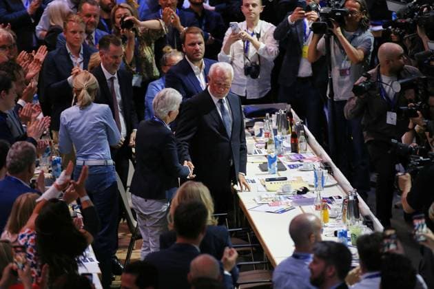 News Bilder des Tages Berlin, Deutschland, 30.05.2026: Estrel: 77. Bundesparteitag der FDP: Marie-Agnes Strack-Zimmermann gratuliert Wolfgang Kubicki nach dessen Wahl zum Parteichef *** Berlin, Germany, 30 05 2026 Estrel 77 FDP Federal Party Conference Marie Agnes Strack Zimmermann congratulates Wolfgang Kubicki after his election as party leader Copyright: xdtsxNachrichtenagenturx dts_121188