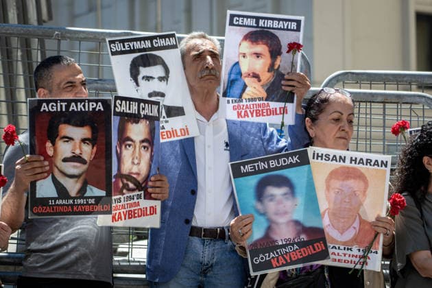 News Bilder des Tages May 30, 2026, Istanbul, Istanbul, Turkey: Relatives of victims of enforced disappearances gather during the 1105th weekly vigil of the Saturday Mothers at Galatasaray Square in Istanbul, Turkey, on May 30, 2026. Families spent another holiday searching for answers about their missing loved ones and demanding truth, justice, and accountability. During a press statement, participants asked authorities to clarify the fate and whereabouts of those who disappeared in custody and reiterated their call for an end to impunity. The Saturday Mothers have continued their peaceful struggle for decades to uncover the fate of forcibly disappeared individuals in Turkey. Istanbul Turkey - ZUMAt171 20260530_zip_t171_027 Copyright: xAbdullahxTepelix
