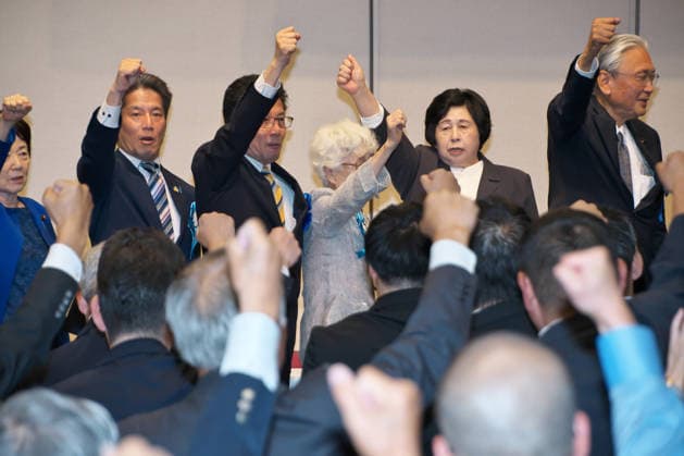 (L-R)Families of victims kidnapped by North Korea and former abductee Hitomi Soga, Sakie Yokota, mother of Megumi Yokota, Takuya and Tetsuya, younger twin brother of Megumi Yokota raise their fist during the Rally of families of victims kidnapped by North Korea in Tokyo, Japan on Saturday, May 30, 2026.  TKP2026053015 KEIZOxMORI