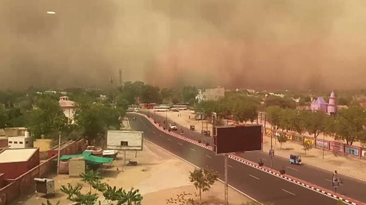 News Bilder des Tages RECORD DATE NOT STATED A massive sandstorm hits Bikaner Bikaner, May 30 (ANI): A view of the massive sandstorm engulfing traffic and residential structures, in Bikaner on Saturday. (ANI Video Grab) Bikaner Rajasthan India Copyright: xANIx ANI_20260530169