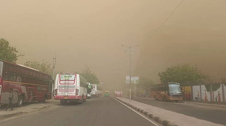 RECORD DATE NOT STATED A massive sandstorm hits Bikaner Bikaner, May 30 (ANI): Vehicles commute amid massive sandstorm engulfing traffic structures, in Bikaner on Saturday. (ANI Video Grab) Bikaner Rajasthan India Copyright: xANIx ANI_20260530170