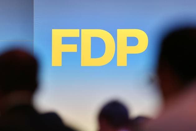 Berlin, Deutschland, 30.05.2026: Estrel: 77. Bundesparteitag der FDP: Delegierte vor dem Logo *** Berlin, Germany, 30 05 2026 Estrel 77 Federal Party Conference of the FDP Delegates in front of the logo Copyright: xdtsxNachrichtenagenturx dts_121139